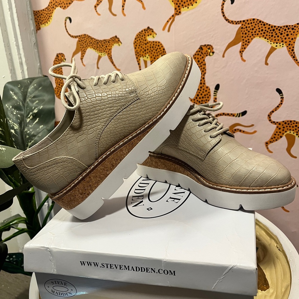 Steve Madden taupe platform shoe